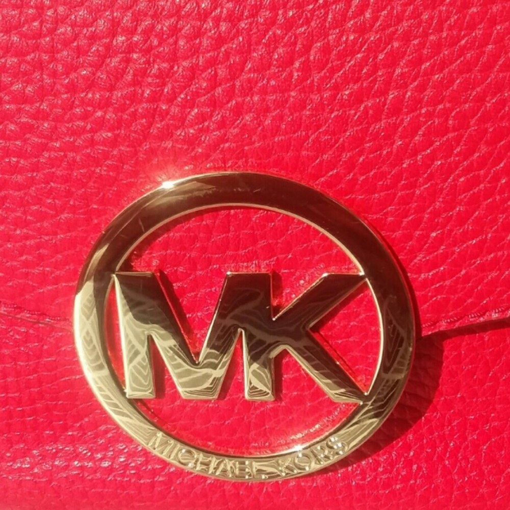 Michael Kors Women Fulton Pebbled Flap Crossbody - Picture 4 of 6